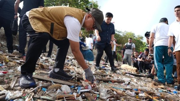 Bersih-Bersih Pantai Kuta: Zulhas Dorong Masyarakat Jaga Lingkungan