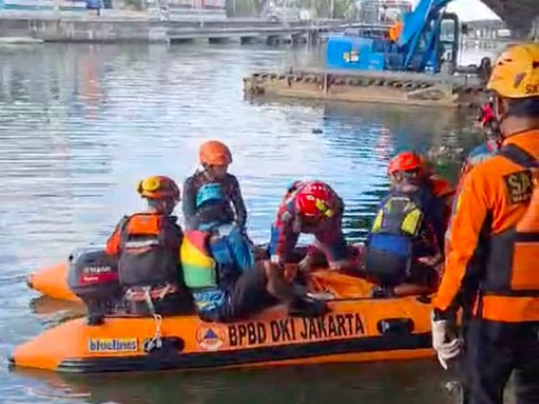 Dikejar Oleh Gerombolan Bersajam, Dua Orang Tewas Setelah Melompat ke Kali Jakut