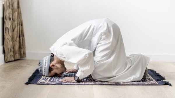 Tata Cara dan Hukum Sujud Sahwi Saat Lupa dalam Shalat