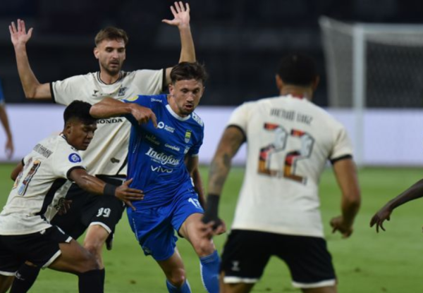 Babak Pertama: Persib Ditahan Imbang PSM 0-0, Cedera Paksa Klok Keluar Lapangan