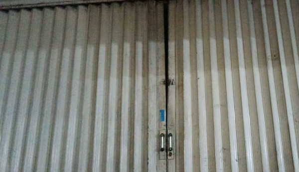 Dinas Kebakaran Bandung Turun Tangan Atasi Gembok Rolling Door Terkunci