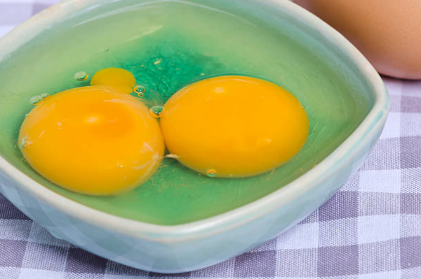 Warna Kuning Telur Berbeda, Ini Penjelasan Nutrisi di Baliknya