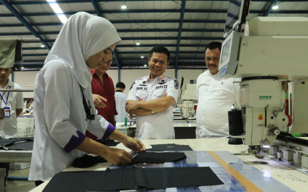 Bupati Bandung Lakukan Factory Tour, Perusahaan Rekrut 1.000 Tenaga Kerja Baru