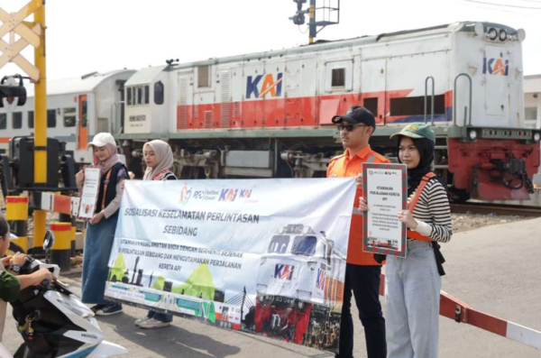 KAI Daop 2 Bandung Sosialisasikan Bahaya Aktivitas di Jalur Rel Kereta