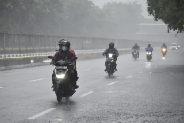 Bandung Diguyur Hujan Seharian! Siang Badai Petir, Malam Masih Basah
