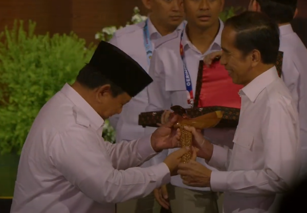 Prabowo Hadiahi Keris kepada Jokowi di HUT ke-17 Gerindra