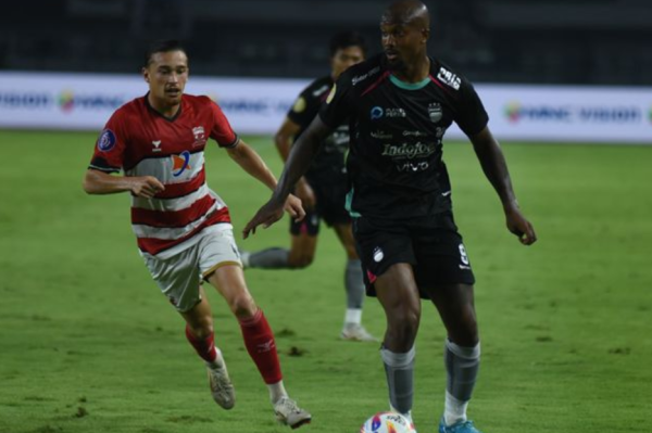 Persib Ditahan Imbang Madura United, Tetap Unggul 8 Poin di Puncak Liga 1
