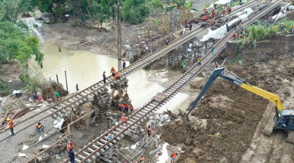 Jalur KA Semarang-Surabaya Terputus: 30 Perjalanan Dialihkan Akibat Banjir