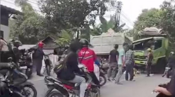 Kecelakaan Lalu Lintas Melibatkan Dua Truk di Bandung Barat