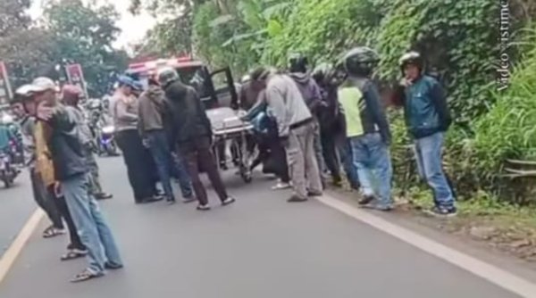 Kecelakaan Antar Angkutan Umum dan Sepeda Motor di Jalan Raya Purwakarta