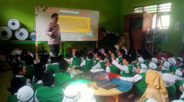 Tanggapi Maraknya Bullying, Polsek Krembung Gelar Edukasi untuk Pelajar