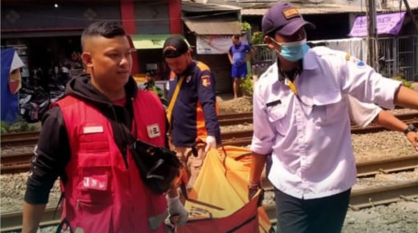 Seorang Lansia Tewas Tertabrak Kereta Api Feeder di Cimahi