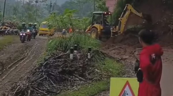Akses Jalan Sumedang-Bandung Tertutup Akibat Longsor