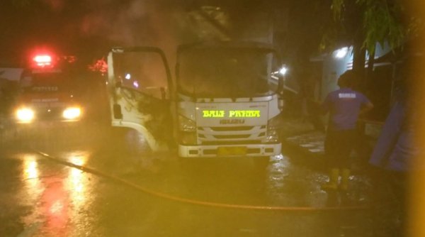 Truk Ekspedisi Bali Prima Terbakar di Situbondo, Api Diduga Berasal dari Mesin
