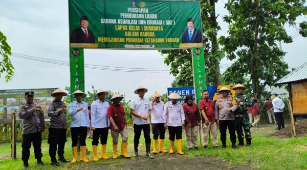 Kapolsek Porong Pimpin Panen Raya Jagung di Lahan Lapas Surabaya