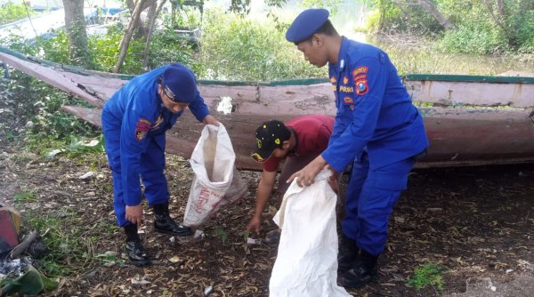 Antisipasi Cuaca Ekstrem, Satpolairud Polresta Sidoarjo dan Masyarakat Bersihkan Sampah di Pesisir Jabon