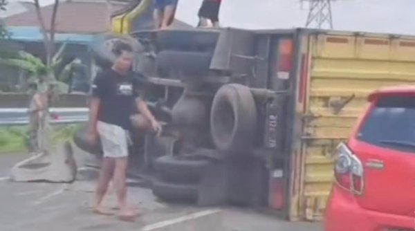 Kecelakaan di Tol Purbaleunyi KM 144 Arah Jakarta, Truk Terguling
