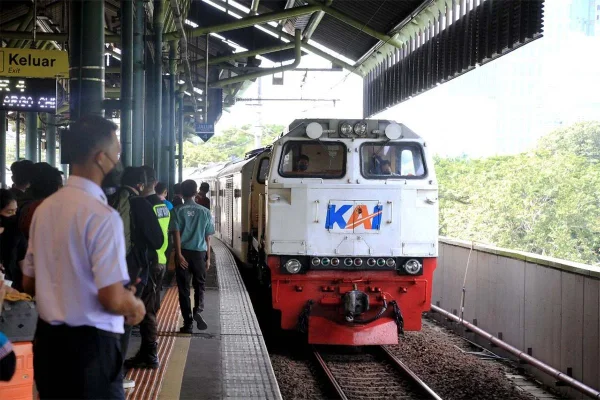 16 Jam Tanpa Pindah: Kisah Perjalanan Panjang KA Sangkuriang