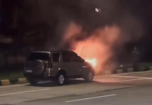 Kebakaran Mobil di Tol Buah Batu: Petugas Sigap Padamkan Api