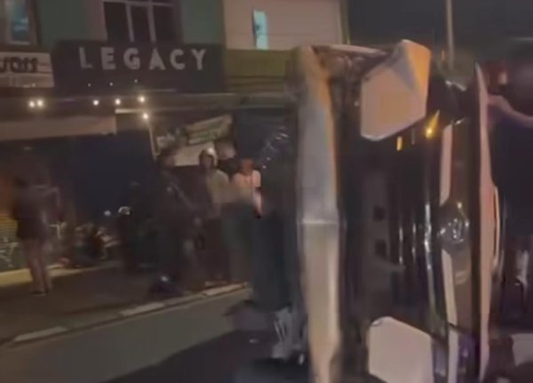 Kecelakaan Lalu Lintas di Jl. PHH Mustofa, Kota Bandung, 1 Mobil Terbalik