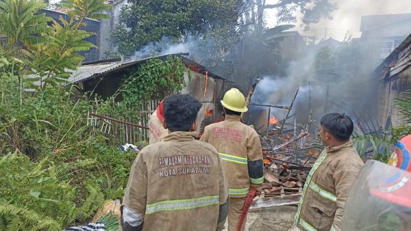 Si Jago Merah Lalap Sebuah Rumah di Kota Sukabumi