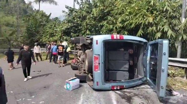Mobil Plat Merah Alami Kecelakaan di Letter S Cikidang Sukabumi