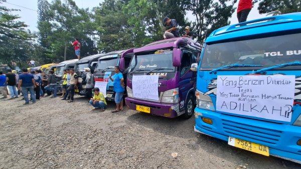 Sopir Elf di Sukabumi Demo Tuntut Dishub Tertibkan Taksi Gelap