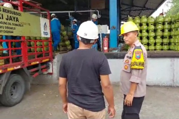Kapolsek Krian Pantau Distribusi LPG 3 kg untuk Pastikan Kebutuhan Masyarakat Tercukupi