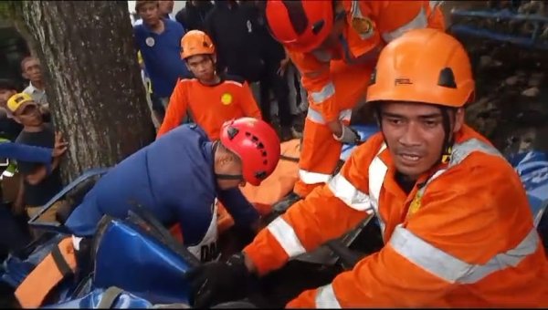 Daftar Korban Kecelakaan Minibus Tertimpa Truk Batu di Sukabumi