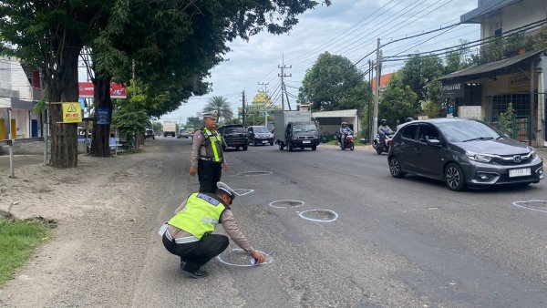 Peduli Keselamatan Berkendara, Polisi di Sidoarjo Berikan Tanda Jalan Berlubang