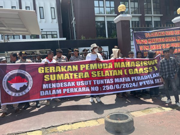 Bakar Ban dan Lempari Aparat, Massa Desak PTUN Segera Tolak Gugatan PT SKB