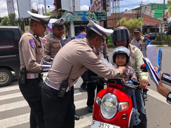 Ops Keselamatan Lodaya, Begini Momen Polisi Bagi Coklat dan Helm ke Pengendara