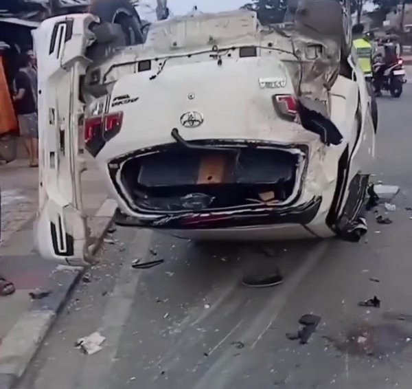 Minibus Terguling Usai Tabrak Motor, Tiga Korban Luka