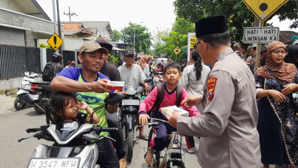 Jumat Berkah, Polsek Taman Bagikan Makanan Gratis