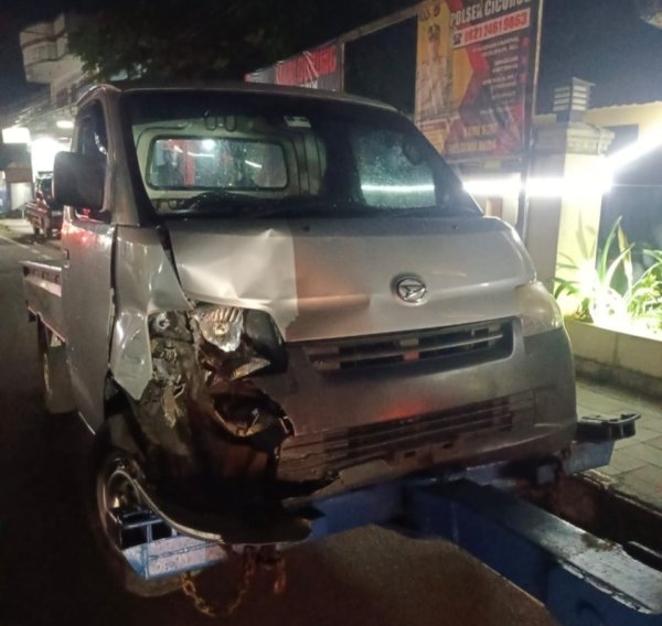 Mobil Pick Up Tabrak Motor dan Gerobak PKL di Sukabumi, 4 Orang Luka-luka