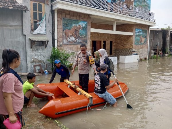Kapolsek Krian Tinjau Banjir Luapan Sungai Mas, 180 Rumah Terendam