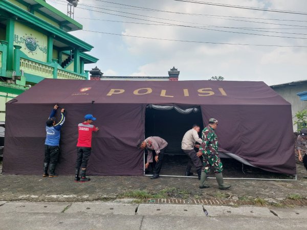 Polsek Krian dan BPBD Dirikan Tenda Darurat untuk Warga Terdampak Banjir di Desa Barengkrajan