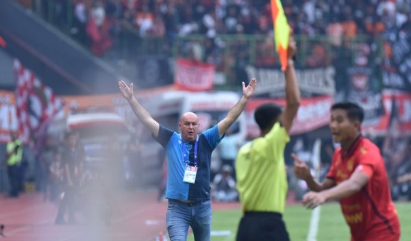 Hodak Soroti Kelemahan Persib: Analisis Pasca Imbang Lawan Persija