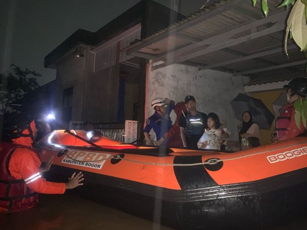 Meluapnya Sungai Cibarengkok Picu Banjir di Bogor, 11 Orang Mengungsi