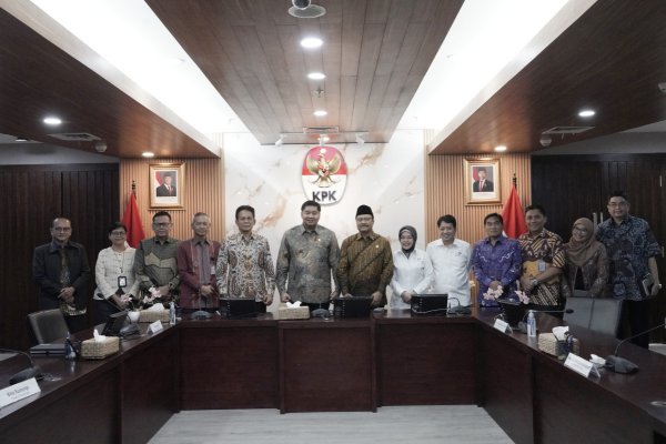 Kerja Sama dengan KPK, Mensos Pastikan Penyaluran Bansos Transparan dan Tepat Sasaran