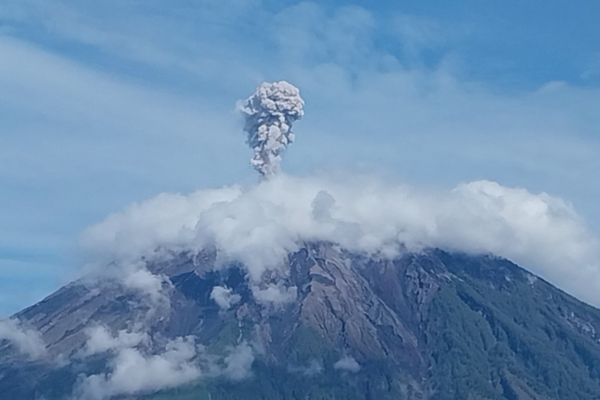Gunung Semeru Erupsi Lagi: Tujuh Letusan Terjadi Sejak Pagi Ini