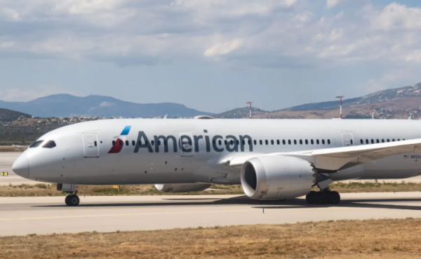 Pesawat American Airlines Terbakar di Bandara Denver, Penumpang Dievakuasi