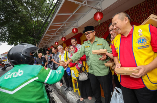 Masjid Lautze 2 Gelar Takjil On The Street, Wali Kota Bandung Apresiasi Kebersamaan