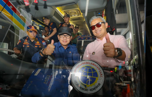 Wamendagri Bima Arya Tinjau Kesiapan Mudik di Bandung