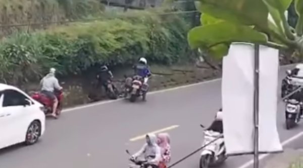 Viral Aksi Arogan Oknum Polisi Patwal, Tendang Pengendara Motor di Cisarua
