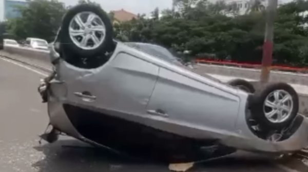 Kecelakaan di Flyover Pasupati, Bandung: Dua Mobil Terlibat, Satu Terbalik