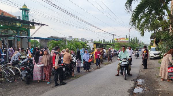 Polsek Tulangan Gelar Pembagian Takjil Gratis untuk Menyemarakkan Ramadan