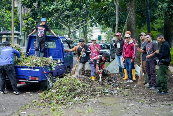 Bersama Pegawai di Pemkab Bandung, Wakil Bupati Laksanakan Giat Bersihkan Sampah
