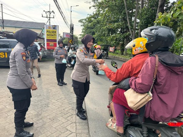 Polsek Sedati Berbagi Takjil untuk Rayakan Ramadhan 1446 H