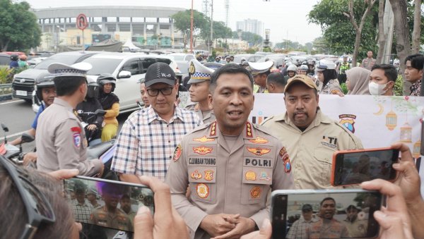 Polresta Sidoarjo dan IJTI Bagikan 300 Paket Takjil kepada Pengendara Menjelang Berbuka Puasa
